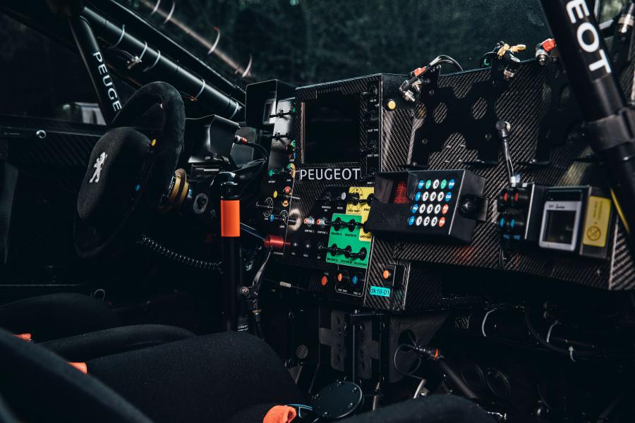 Интерьер Peugeot 3008 DKR 2017 года  (фото 19 из 21)